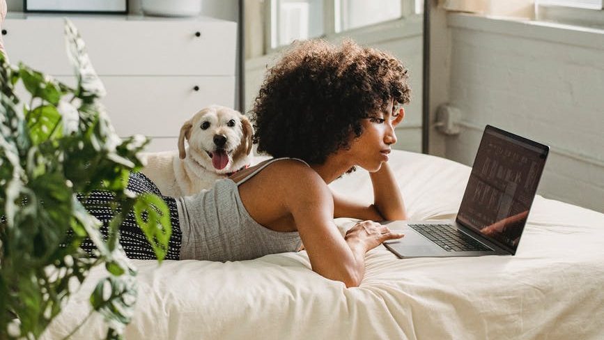 A woman looking up fees and schedules policies for therapy to determine the right fit for her.