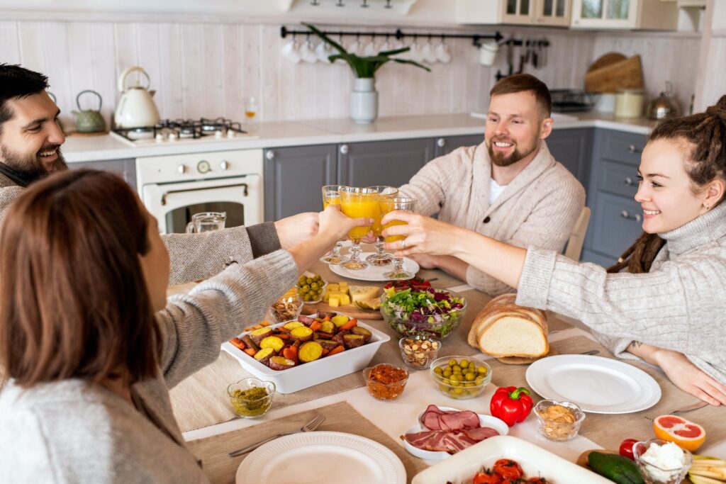 A happy family at the dinner table, who have learned how to avoid arguments at Thanksgiving